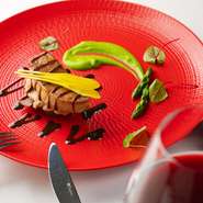 リードヴォー（仔牛胸腺）の下にフォアグラと鴨を重ねて仕上げた一品。ほんのりチョコレートの香りがするバルサミコソースが、ふんわりした食感の中にあるまったりしたリードヴォーのコクをより引き立ててくれます。