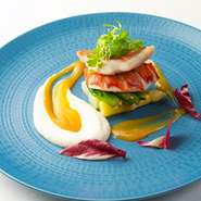 オリーブオイルで焼き色を付けた金目鯛とオマール海老を低温調理し、旨みを封じ込めました。ソースには広島県産温州みかんを使用。