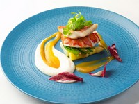 オリーブオイルで焼き色を付けた金目鯛とオマール海老を低温調理し、旨みを封じ込めました。ソースには広島県産温州みかんを使用。