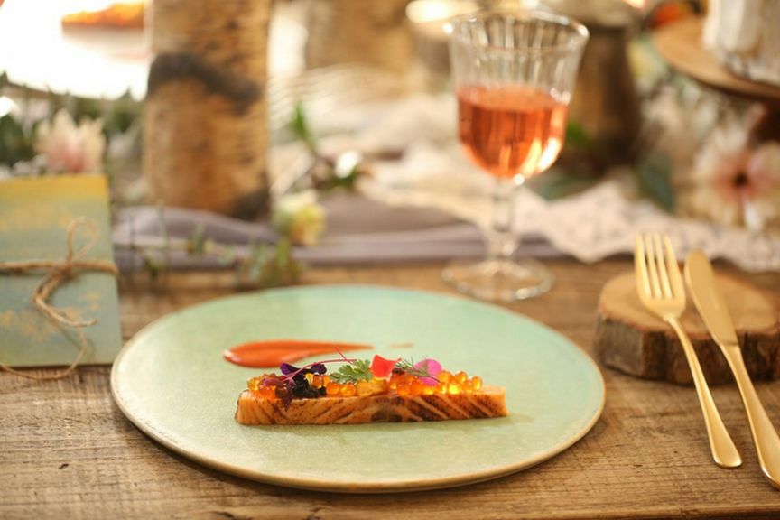 自家製炙りサーモンマリネの3種魚卵添え 人参ソース