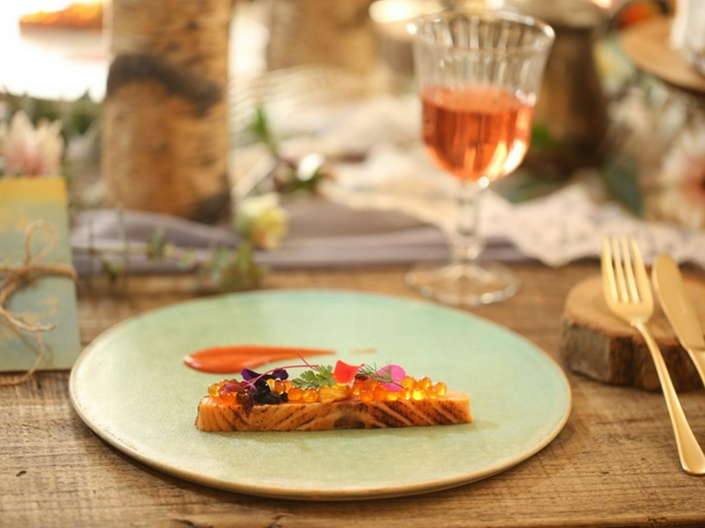 自家製炙りサーモンマリネの3種魚卵添え 人参ソース