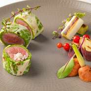 柔らかな仔羊をクレピネットで包んだ香草ムースで仕上げた一品。さっぱりした香草ムースでいただくロゼのお肉は、クレピネットの脂が合わさり、ラムとは思えないコクのある味わい。焼き野菜とゲランドの塩を添えて。