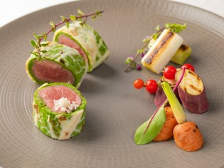 香草ムースを巻いたニュージーランド産仔羊のロースト