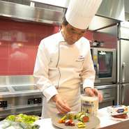 2000年、2008年と世界料理オリンピックで金メダルを受賞している中原シェフ。クラシックフレンチをベースに、世界各地の伝統料理のエッセンスを加えた革新的なフレンチを創作し続け、ファンをうならせています。