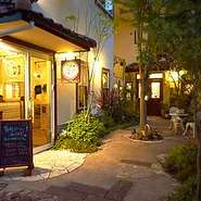 イオンモール祇園すぐ近くの白い洋館に「カフェ・ブランシュ」はあります。手入れが行き届いたお庭はイルミネーションでライトアップされてそこは別世界です。
シンプルな本格フレンチで、ゆったりしたひと時を！