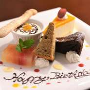 コース料理、またはデザートプレートをご注文のお客様には、メッセージプレートを無料でご用意しております。
通常よりもスイーツの種類を増やしフルーツを飾り、花火を灯して華やかに演出を致します。