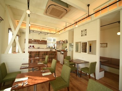 白を基調としたリゾートを思わす落ち着いた雰囲気で。