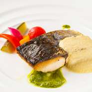 ブランシュのお魚料理はボリューム感あるお魚をご用意。
調理法はシンプルに。季節の素材を組み合わせてお魚の一皿として。