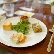 メインディッシュをお魚料理かお肉料理のどちらかをお選び頂くコースです。リゾットも付きスイーツも盛合わせに、いろいろと楽しめるコース。
