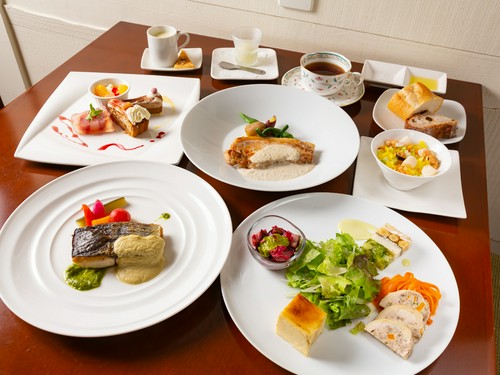 季節を大切にしたフレンチコースをリーズナブルに味わえる