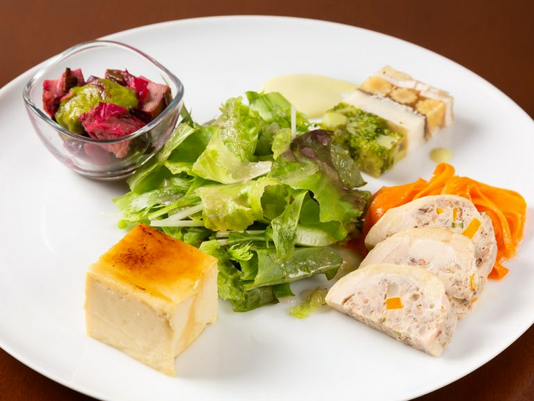 前菜は彩り豊かに季節の食材を使いご用意します。