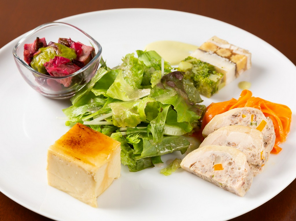 前菜は彩り豊かに季節の食材を使いご用意します。