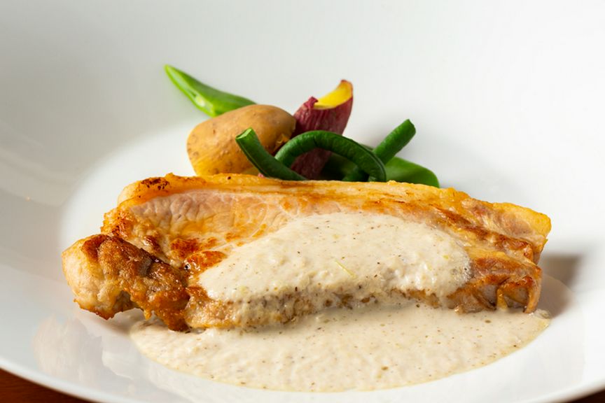 肉厚に大きくご用意するお肉料理。