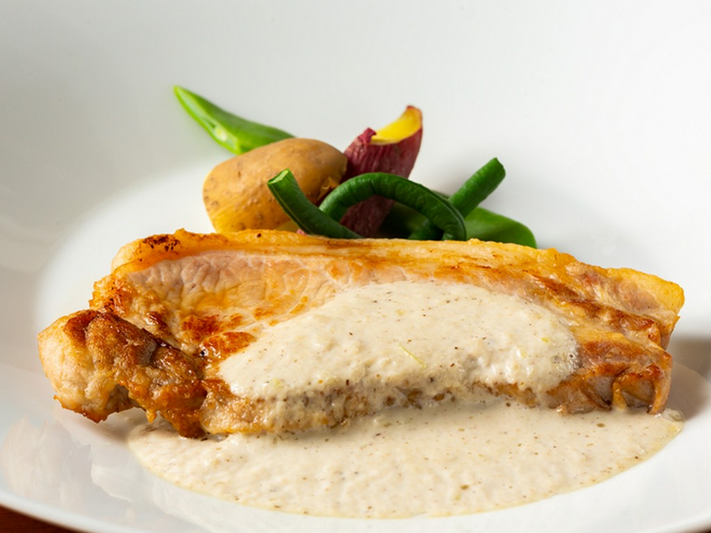 肉厚に大きくご用意するお肉料理。