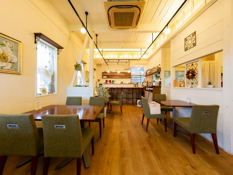 白を基調とした店内は、居心地が良いと評判