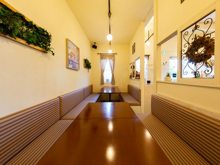 明るく落ち着いた半個室ソファー席。