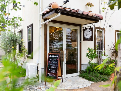 隠れ家の雰囲気たっぷりの、緑に囲まれたエントランス