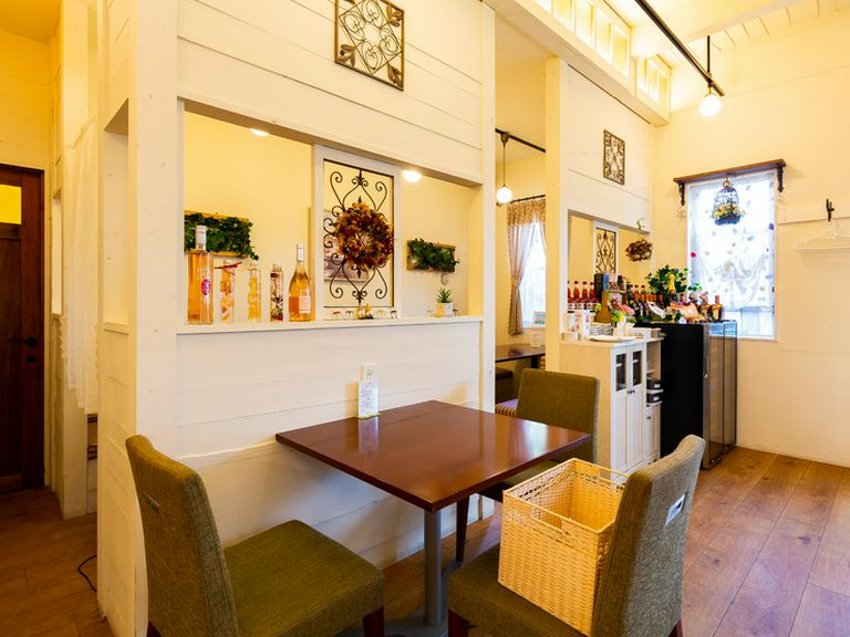 ボサノヴァのBGMが静かに流れ、ゆったりした雰囲気です。