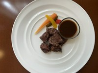 味わい深い熟成した牛フィレ肉をシンプルに調理しています。
牛フィレですので柔らかく美味しくお召し上がりいただけます。

