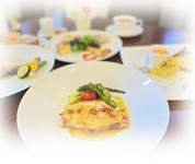 フレンチフルコースのテイクアウトです。
①前菜BOX②メイン料理（お魚・お肉）容器③デザートBOX④パン２種とオイル/ブランシュ自慢のオリジナルブレンドティーバック２杯分付き

