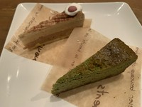 通常レストランでデザートの盛り合わせで提供している「ムース菓子」と「焼き菓子」のセットです。
少しづつではありますが、2種類楽しめるのでお勧めです。
※内容は原則お任せになります。