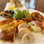 ブランシュ人気のフレンチ総菜6種類とバケットとクルミとレーズンのパンと岩塩入りオイルのデリBOX。
いろいろなお惣菜をたっぷりと楽しみたい方にお勧めです！迷える楽しさのあるBOXです！