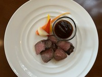 フレンチらしく赤ワインソースで仕上げています!