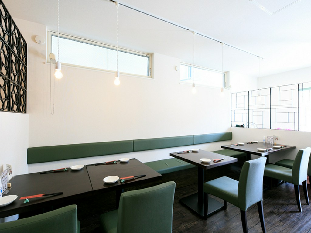 明るくすっきりした店内。食事タイムをオシャレに演出しています