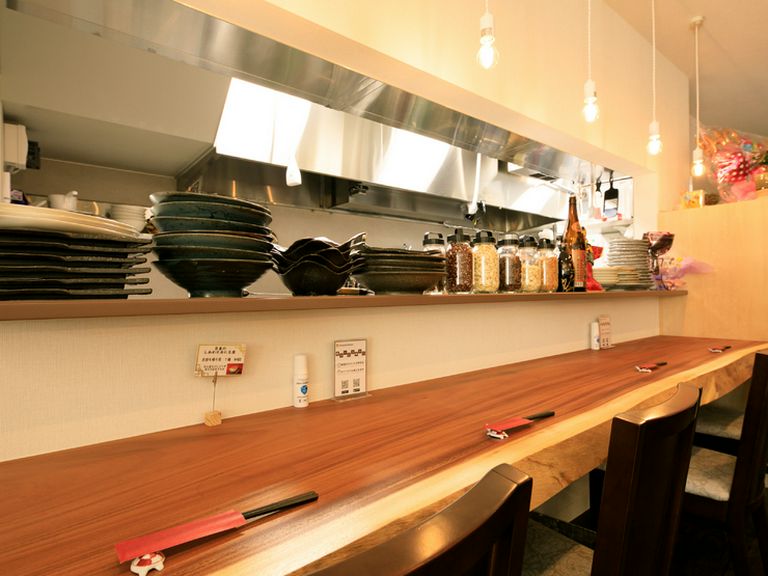 カウンターは一枚板の重厚な雰囲気