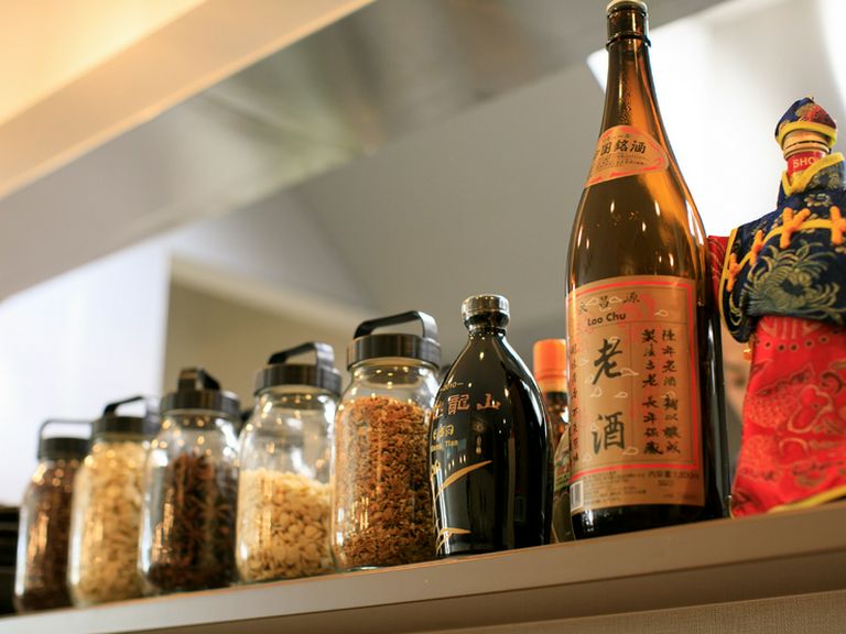店内で使用する調味料、ラー油、ネギ油などはほぼ手づくり