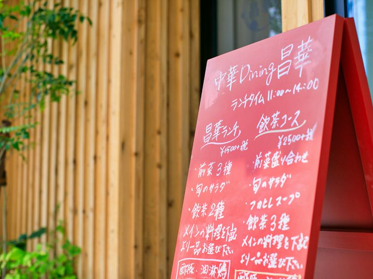 ランチタイムにも贅沢なコース料理が用意されています