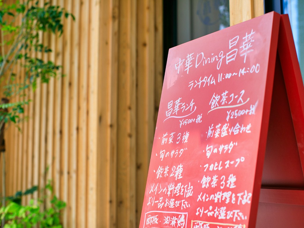 ランチタイムにも贅沢なコース料理が用意されています