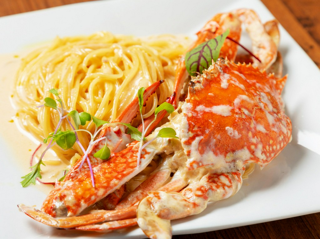 お料理一例　蟹をたっぷり味わいつくす、名物パスタ『丸ごと渡り蟹のクリームソース』