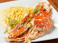 お料理一例　蟹をたっぷり味わいつくす、名物パスタ『丸ごと渡り蟹のクリームソース』