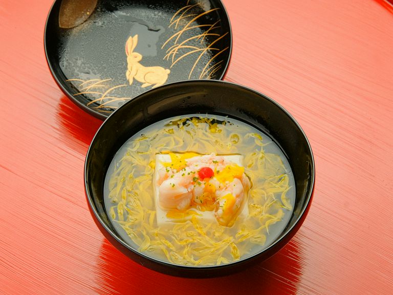 上質なおだしの旨みを店オリジナルの器でいただく『お椀』