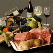 千屋牛食べ比べと活オマール海老を一度に楽しめる豪華コース。新鮮なオマール海老は、甘みと旨みがたっぷり詰まっており絶品です。その時々で厳選される国産和牛は、とろけるような食感を味わえます。