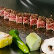 単品注文可能な黒毛和牛のステーキ。部位はフィレ肉とサーロインから選べます。カウンターの前で繰り広げられる職人の華麗なコテさばきを眺めつつ、音や香りを満喫できるのも鉄板焼の醍醐味。（写真はサーロイン）