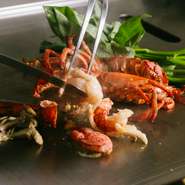 鮮度にこだわって選び抜かれた活オマール海老が使用されています。職人の絶妙な火入れにより、ふっくらジューシーな仕上がり。ぷりっとした独特の食感と、口の中に広がる上品な甘みがたまりません。