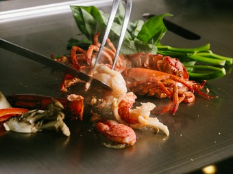 繊細な火入れでふっくらジューシー。職人技が光る『活オマール海老（450gサイズ）』