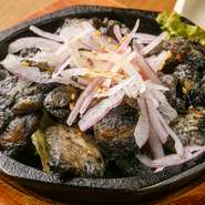 都城市内で140日前後育成され、且つメスのみを使用。宮崎県の伝統的な技法でモモを一気に炭焼きにして旨みを凝縮しています。肉のおいしさを感じられるよう、味付けは極力シンプルに。（大：1680円）