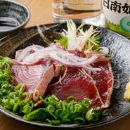 漁師が一本釣りした鰹はすぐに船上で冷凍し水揚げ後に藁焼きしたものを、直接店舗まで届けてもらっているそうです。良質さと鮮度にこだわった逸品。おろしにんにくとおろし生姜、特製ポン酢でいただきます。