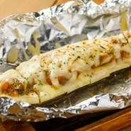 「佐土原なす」は、栽培方法が難しくかつては絶滅していた在来種です。数粒から復興させた現在も生産農家が限られており、近隣ではほとんど出回らないほど。滑らかな風合いと優しい甘みを楽しめる一皿です。