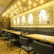 2～4名様掛けのテーブルが4席。ゆったり座れて落ち着いてお食事ができます。