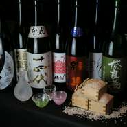 さまざまなタイプの地酒を常時10種類以上揃えております。気分に合わせて好みのお猪口でどうぞ。