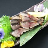 鮨、逸品など豊富に単品メニューがあるのでカウンター席でゆっくりとお食事していただけます。