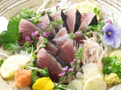 藁焼きや鮨などがテイクアウトできます。