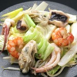 たっぷりの野菜と魚介を炒めました！さっぱりポン酢でどうぞ！