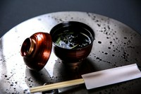 あおさのり　420円
鰹だしの効いた赤だしです。

魚介　530円
鰹だしと魚介の旨みが出た赤だしです。

あさり　530円
鰹だしとあさりの旨みがでた赤だしです。