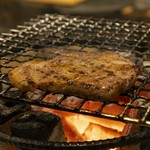 柔らかくジューシーな肉質。
自家製のタレでさらにうまい。