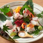 旬のお魚を7～8種類盛り合わせ。
その日の店長一押しを豪華に盛り合わせます。